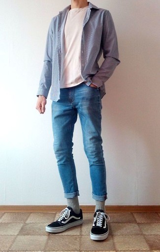 Look alla moda per uomo: Camicia a maniche lunghe azzurra, T-shirt girocollo bianca, Jeans blu, Sneakers basse di tela nere e bianche