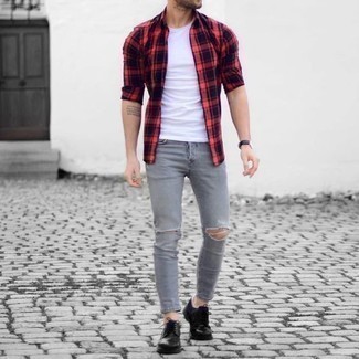 Quale scarpe derby indossare con jeans grigio scuro: Abbina una camicia a maniche lunghe scozzese rossa e nera con jeans grigio scuro per un look perfetto per il weekend. Prova con un paio di scarpe derby per un tocco virile.