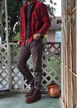 Come indossare e abbinare jeans terracotta in modo casual: Indossa una camicia a maniche lunghe scozzese rossa e jeans terracotta per un look semplice, da indossare ogni giorno. Opta per un paio di stivali casual in pelle marroni per un tocco virile.