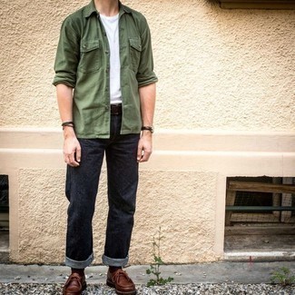 Look alla moda per uomo: Camicia a maniche lunghe verde oliva, T-shirt girocollo bianca, Jeans blu scuro, Chukka in pelle marroni
