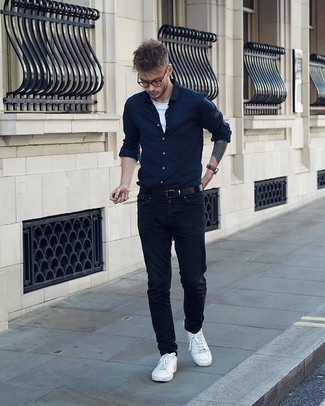 Come indossare e abbinare jeans blu scuro con una camicia a maniche lunghe blu per un uomo di 20 anni: Mostra il tuo stile in una camicia a maniche lunghe blu con jeans blu scuro per vestirti casual. Perfeziona questo look con un paio di sneakers basse di tela bianche.