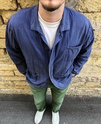 Come indossare e abbinare jeans verdi: Combina una camicia a maniche lunghe in chambray blu con jeans verdi per un look spensierato e alla moda. Rifinisci questo look con un paio di sneakers basse di tela bianche.