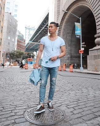 Quale jeans indossare con sneakers basse marrone scuro quando fa caldo: Per un outfit della massima comodità, metti una camicia a maniche lunghe azzurra e jeans. Sneakers basse marrone scuro sono una valida scelta per completare il look.