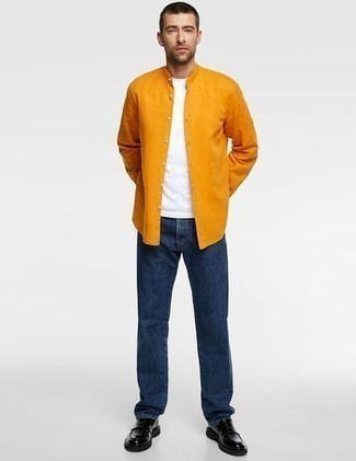 Quale jeans indossare con una camicia a maniche lunghe arancione: Punta su una camicia a maniche lunghe arancione e jeans per vestirti casual. Un paio di mocassini eleganti in pelle neri darà un tocco di forza e virilità a ogni completo.