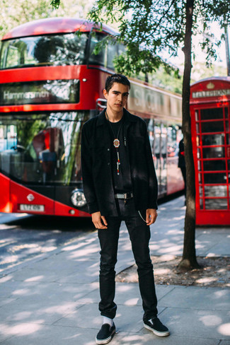 Come indossare e abbinare jeans neri per un uomo di 17 anni in modo casual: Punta su una camicia a maniche lunghe nera e jeans neri per un look raffinato per il tempo libero. Sneakers senza lacci di tela nere sono una buona scelta per completare il look.