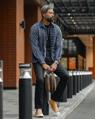 Come indossare e abbinare jeans neri per un uomo di 30 anni: Indossa una camicia a maniche lunghe stampata blu scuro e bianca con jeans neri per un fantastico look da sfoggiare nel weekend. Se non vuoi essere troppo formale, scegli un paio di sneakers alte di tela terracotta come calzature.