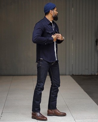 Quale jeans indossare con stivali chelsea marrone scuro: Potresti indossare una camicia a maniche lunghe blu scuro e jeans per un look spensierato e alla moda. Scegli uno stile classico per le calzature e opta per un paio di stivali chelsea marrone scuro.