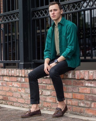 Come indossare e abbinare jeans neri per un uomo di 20 anni in modo casual: Scegli una camicia a maniche lunghe di flanella verde scuro e jeans neri per un look raffinato per il tempo libero. Un paio di scarpe da barca in pelle marrone scuro si abbina alla perfezione a una grande varietà di outfit.