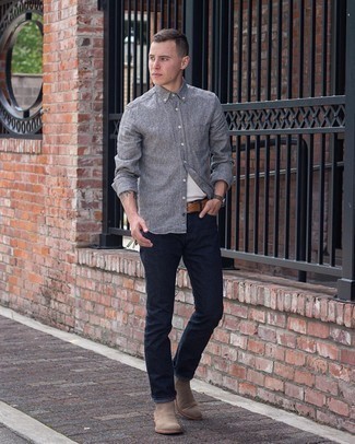 Come indossare e abbinare jeans con stivali chelsea in modo smart-casual: Questa combinazione di una camicia a maniche lunghe grigia e jeans è perfetta per il tempo libero. Scegli un paio di stivali chelsea per dare un tocco classico al completo.