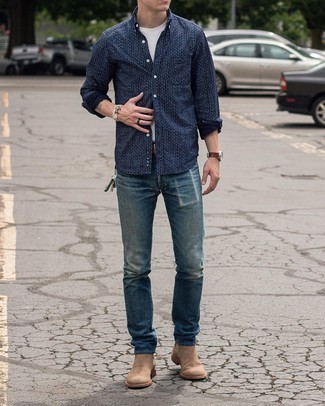 Quale t-shirt girocollo indossare con jeans blu per un uomo di 20 anni: Per un outfit della massima comodità, indossa una t-shirt girocollo e jeans blu. Per le calzature, scegli lo stile classico con un paio di stivali chelsea in pelle scamosciata marrone chiaro.