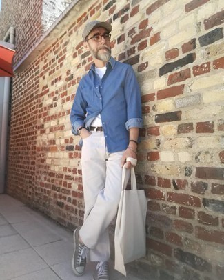 Come indossare e abbinare una borsa shopping per un uomo di 50 anni in modo casual: Vestiti con una camicia a maniche lunghe in chambray blu e una borsa shopping per un'atmosfera casual-cool.