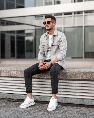 Come indossare e abbinare jeans grigio scuro in modo casual: Metti una camicia a maniche lunghe scozzese grigia e jeans grigio scuro per un look trendy e alla mano. Sneakers basse in pelle bianche sono una eccellente scelta per completare il look.
