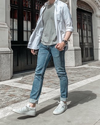 Quale sneakers basse indossare con una t-shirt girocollo grigia in modo casual: Vestiti con una t-shirt girocollo grigia e jeans blu per vestirti casual. Sneakers basse sono una buona scelta per completare il look.
