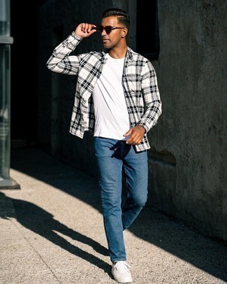 Come indossare e abbinare jeans blu per un uomo di 30 anni: Opta per una camicia a maniche lunghe scozzese nera e bianca e jeans blu per un look spensierato e alla moda. Sneakers basse di tela bianche sono una validissima scelta per completare il look.