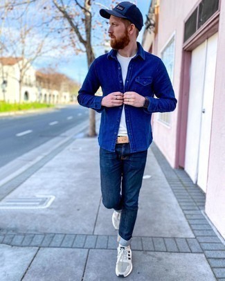 Come indossare e abbinare jeans in estate 2024: Combina una camicia a maniche lunghe blu scuro con jeans per un look raffinato per il tempo libero. Se non vuoi essere troppo formale, scegli un paio di scarpe sportive grigie. Una fantastica scelta per tuo look estivo!