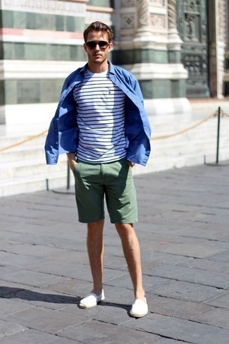 Come indossare e abbinare espadrillas: Abbina una camicia a maniche lunghe blu con pantaloncini verde scuro per un look spensierato e alla moda. Espadrillas sono una eccellente scelta per completare il look.