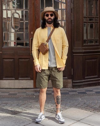 Look alla moda per uomo: Camicia a maniche lunghe gialla, T-shirt girocollo grigia, Pantaloncini verde oliva, Scarpe sportive grigie