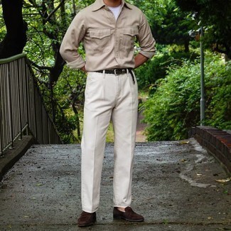 Look alla moda per uomo: Camicia a maniche lunghe beige, T-shirt girocollo bianca, Pantaloni eleganti bianchi, Mocassini eleganti in pelle scamosciata marrone scuro