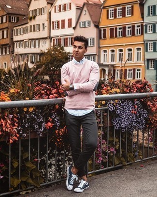 Look alla moda per uomo: Camicia a maniche lunghe a righe verticali azzurra, T-shirt manica lunga rosa, Chino grigio scuro, Sneakers basse di tela blu scuro e bianche