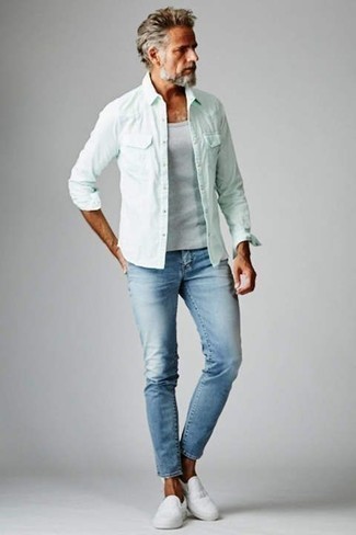 Quale jeans indossare con una camicia a maniche lunghe bianca e verde: Coniuga una camicia a maniche lunghe bianca e verde con jeans per un fantastico look da sfoggiare nel weekend. Perfeziona questo look con un paio di sneakers senza lacci di tela bianche.