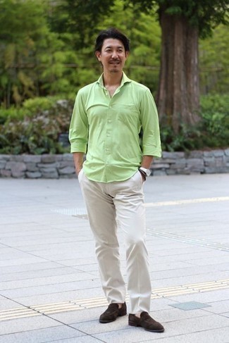 Quale chino indossare con mocassini eleganti marrone scuro per un uomo di 40 anni: Abbina una camicia a maniche lunghe verde menta con chino per vestirti casual. Mettiti un paio di mocassini eleganti marrone scuro per dare un tocco classico al completo.