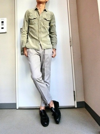 Look alla moda per uomo: Camicia a maniche lunghe verde oliva, Chino grigi, Mocassini con nappine in pelle neri