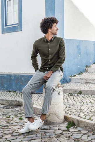 Look alla moda per uomo: Camicia a maniche lunghe verde oliva, Chino grigi, Sneakers basse di tela bianche