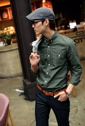 Look alla moda per uomo: Camicia a maniche lunghe verde scuro, Jeans blu scuro, Coppola grigia, Cintura in pelle arancione