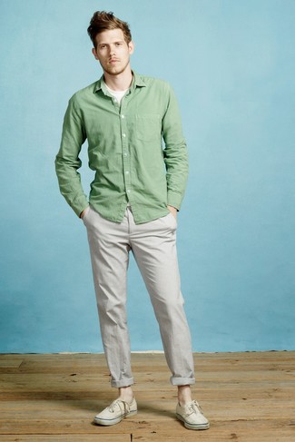 Come indossare e abbinare una camicia verde menta quando fa caldo in modo casual: Vestiti con una camicia verde menta e chino grigi per un look spensierato e alla moda. Scegli uno stile classico per le calzature e calza un paio di sneakers basse di tela beige.
