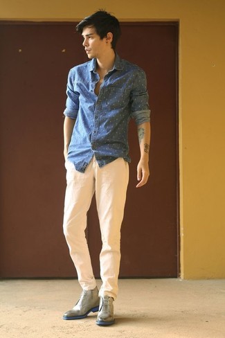 Come indossare e abbinare una camicia di jeans blu: Vestiti con una camicia di jeans blu e chino beige per un look trendy e alla mano. Chukka in pelle grigie sono una splendida scelta per completare il look.