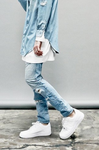 Come indossare e abbinare una camicia di jeans azzurra con sneakers basse bianche quando fa caldo: Scegli un outfit composto da una camicia di jeans azzurra e jeans strappati azzurri per un look perfetto per il weekend. Sfodera il gusto per le calzature di lusso e prova con un paio di sneakers basse bianche.