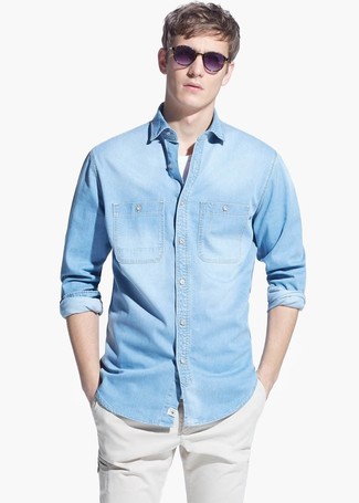 Come indossare e abbinare una camicia di jeans azzurra per un uomo di 20 anni quando fa caldo in modo casual: Scegli un outfit composto da una camicia di jeans azzurra e chino bianchi per un look spensierato e alla moda.