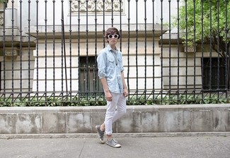 Look alla moda per uomo: Camicia di jeans azzurra, Chino bianchi, Sneakers basse grigie, Occhiali da sole neri e bianchi