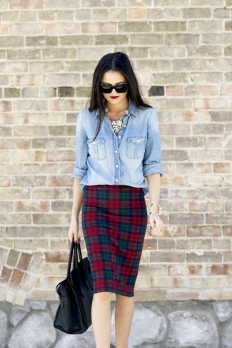 Look alla moda per donna: Camicia di jeans azzurra, Gonna a tubino scozzese rossa, Borsa shopping in pelle nera