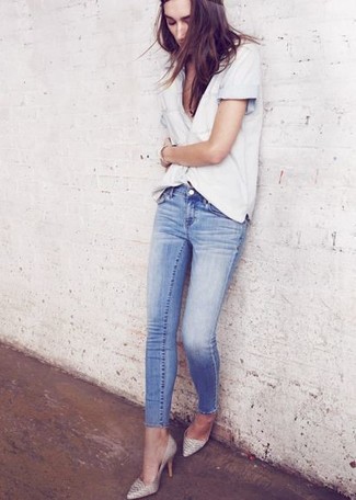 Look alla moda per donna: Camicia di jeans azzurra, Jeans aderenti azzurri, Décolleté in pelle grigi