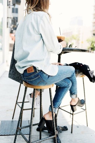 Come indossare e abbinare sabot in pelle neri: Prova ad abbinare una camicia di jeans azzurra con jeans aderenti blu per creare un look raffinato e glamour. Completa il tuo abbigliamento con un paio di sabot in pelle neri.
