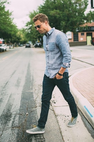 Come indossare e abbinare jeans aderenti blu scuro con scarpe da ginnastica di tela grigie per un uomo di 30 anni in modo casual: Per un outfit della massima comodità, potresti abbinare una camicia di jeans azzurra con jeans aderenti blu scuro. Un paio di scarpe da ginnastica di tela grigie darà un tocco di forza e virilità a ogni completo.