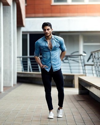 Quale jeans aderenti indossare con sneakers basse bianche e blu quando fa caldo: Punta su una camicia di jeans azzurra e jeans aderenti per una sensazione di semplicità e spensieratezza. Sneakers basse bianche e blu sono una buona scelta per completare il look.