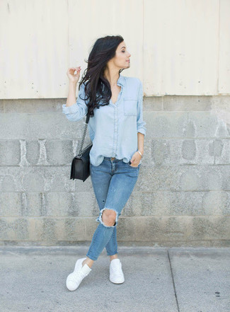 Come indossare e abbinare sneakers basse bianche e blu: Prova a combinare una camicia di jeans azzurra con jeans aderenti strappati blu per vestirti casual. Completa questo look con un paio di sneakers basse bianche e blu.