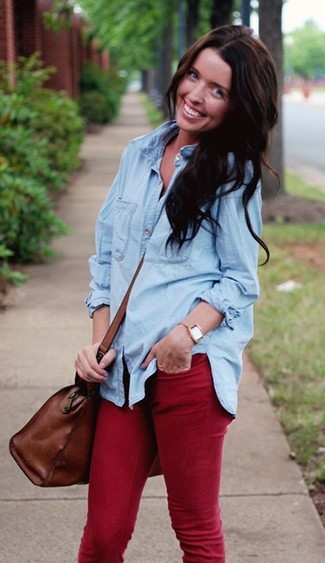 Come indossare e abbinare un orologio marrone chiaro per una donna di 30 anni in modo smart-casual: Abbina una camicia di jeans azzurra con un orologio marrone chiaro per un outfit rilassato ma alla moda.