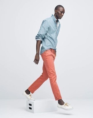 Come indossare e abbinare una camicia di jeans azzurra per un uomo di 30 anni: Per creare un adatto a un pranzo con gli amici nel weekend coniuga una camicia di jeans azzurra con jeans arancioni. Sneakers basse di tela bianche sono una splendida scelta per completare il look.