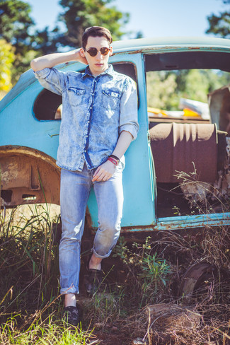 Come indossare e abbinare mocassini driving: Indossa una camicia di jeans azzurra con jeans azzurri per un look raffinato per il tempo libero. Completa questo look con un paio di mocassini driving.