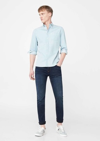 Quale jeans indossare con sneakers basse grigie quando fa caldo in modo casual: Indossa una camicia di jeans azzurra con jeans per un look spensierato e alla moda. Sneakers basse grigie sono una splendida scelta per completare il look.