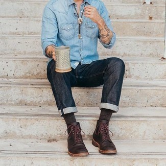 Come indossare e abbinare una camicia di jeans azzurra: Prova a combinare una camicia di jeans azzurra con jeans blu scuro per un look raffinato per il tempo libero. Sfodera il gusto per le calzature di lusso e opta per un paio di stivali casual in pelle marrone scuro.