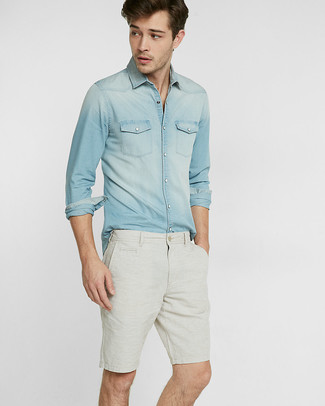 Come indossare e abbinare una camicia di jeans azzurra in estate 2024 in modo casual: Potresti abbinare una camicia di jeans azzurra con pantaloncini grigi per vestirti casual. Questo è l'outfit ideale per questa stagione estiva.
