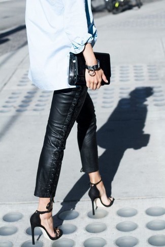 Look alla moda per donna: Camicia di jeans azzurra, Pantaloni skinny in pelle neri, Sandali con tacco in pelle neri, Pochette in pelle nera