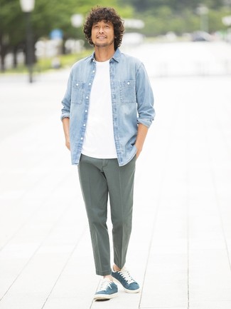 Quale chino indossare con una camicia di jeans azzurra: Scegli una camicia di jeans azzurra e chino per affrontare con facilità la tua giornata. Sneakers basse in pelle scamosciata blu scuro sono una validissima scelta per completare il look.
