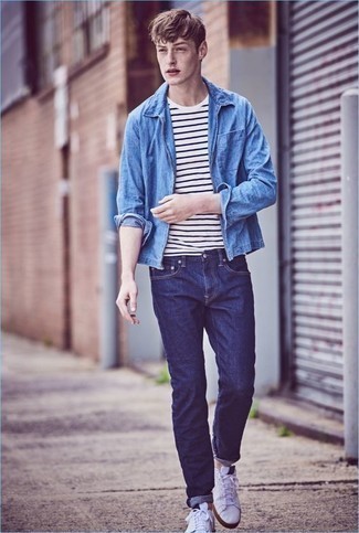 Come indossare e abbinare una camicia di jeans azzurra: Per un outfit quotidiano pieno di carattere e personalità, opta per una camicia di jeans azzurra e jeans blu scuro. Perfeziona questo look con un paio di sneakers basse di tela bianche.