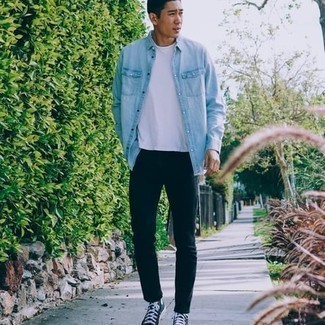 Quale camicia di jeans indossare con sneakers alte nere e bianche quando fa caldo: Per un outfit della massima comodità, combina una camicia di jeans con jeans aderenti neri. Sneakers alte nere e bianche sono una valida scelta per completare il look.