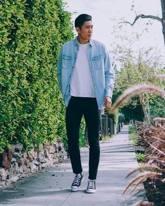 Come indossare e abbinare sneakers alte nere: Scegli un outfit composto da una camicia di jeans azzurra e jeans aderenti neri per un'atmosfera casual-cool. Questo outfit si abbina perfettamente a un paio di sneakers alte nere.